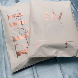 Sacs d'expédition mats de qualité supérieure couleur pêche avec logo personnalisé or rose - Enveloppes polyvalentes autocollantes pour l'emballage e-commerce - Product Image 2