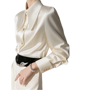 Blusa de Moda para Mujer de Lujo Ligero y Sensación Sofisticada, de Satén de Acetato Blanco, con Solapa Grande y Manga Larga - Product Image 1