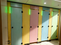 Cubículo de Baño Moderno y Ecológico con Panel HPL, Indicador LED, Fácil Instalación, Diseño Impermeable y Personalizable