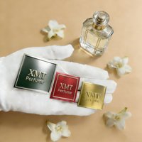 Autocollant en métal doré incurvé adhésif personnalisé en aluminium 3D avec logo en relief pour l'emballage de flacons de parfum en verre