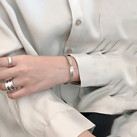 Bracelet minimaliste en argent sterling 925 en gros, bracelet personnalisé, bande de Möbius torsadée, nœud pour femmes, bijoux fins