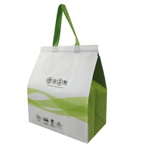 Sac à déjeuner isotherme personnalisé en non-tissé écologique avec lamination en feuille d'aluminium, fermeture éclair et motif lettres - Product Image 2