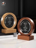 Les trophées créatifs en cristal en bois massif sont personnalisés et les employés exceptionnels sont honorés, les médailles de compétition et la personnalisation