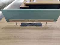 Bureau de travail moderne en bois avec étagère et poste de travail stable