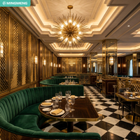 Meubles de restaurant Art Déco de luxe, banquette incurvée en velours vert, table à manger en bois foncé, finition en métal doré pour la salle à manger