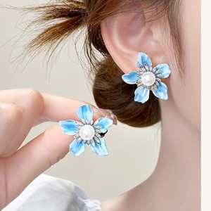 Pendientes de Perlas con Flores Esmaltadas en Magenta, Hechos a Mano, Estilo Vintage, Joyería Floral para Mujer - Product Image 2