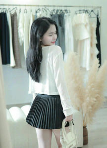 Ensemble décontracté deux pièces Vietnamien : Haut crème à col volanté et bordure noire, et mini-jupe ou mini-short à manches longues sans col - Product Image 3