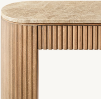 Table console en chêne cannelé de style moderne et organique avec plateau en pierre naturelle, table d'entrée ou de canapé pour hôtel de charme, hall d'entrée ou salon