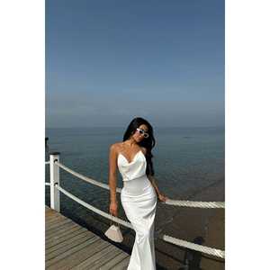 ชุดราตรีสีขาวเรียบง่ายพร้อมดีเทลด้านหลังที่ประณีต - Product Image 2