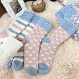 Chaussettes mi-mollet pour femmes, motif cœur, épaisses, en tissu éponge pelucheux, douces pour l'hiver - Product Image 1