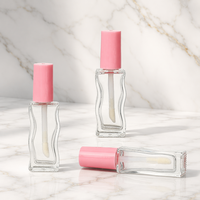 Tube de brillant à lèvres en verre ondulé de 10 ml avec bouchon rose, flacon vide pour huile à lèvres avec applicateur, emballage cosmétique personnalisé