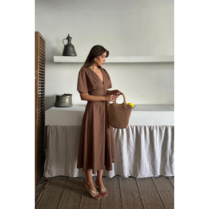 Robe en lin marron de haute qualité à col en V et boutons pour femme, design élégant personnalisé, taille XS, pour le bureau ou un usage quotidien - Product Image 5