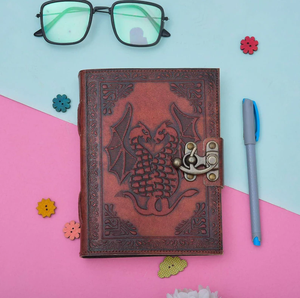 Diario de cuero con grabado de dragón gemelo 7x5, Grimoire con cierre C vintage, cuaderno hecho a mano con borde deshilachado - Product Image 3