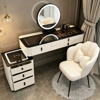 Ensemble de coiffeuse moderne avec plateau en marbre blanc, miroir LED éclairé, armoire latérale mobile avec chargeur sans fil et tabouret rembourré en forme de pétale
