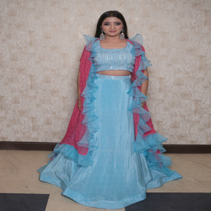 Elegante Lehenga Choli de crepé azul recto para la noche, con volantes, estampado geométrico, largo hasta el suelo, cuello halter, sin mangas - Product Image 1