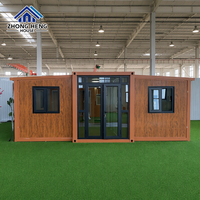 Casa Contenedor Expandible Prefabricada de Estilo Rústico con Estructura de Terracota y Acabado de Madera, Entrada de Vidrio con Tramo Superior, Lista para Habitar