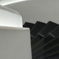 Escalier en acier flottant à une seule poutre, escalier moderne à marches ouvertes pour l'intérieur des maisons et villas
