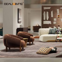 Fauteuil en flanelle courbé de design italien PECORA avec pieds cannelés, fauteuil d'appoint de luxe pour villa, appartement, chambre à coucher, salon