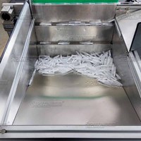Machine automatique de remplissage et de bouchage de gouttes ophtalmiques avec désaggrégateur de flacons pour le remplissage et le bouchage interne des petits flacons compte-gouttes en plastique