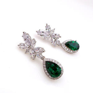 Pendientes colgantes de flores chapados en plata con circonita verde y cristal en forma de lágrima para mujer, estilo romántico de boda - Product Image 4