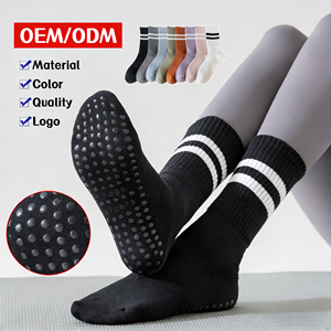 Chaussettes de Pilates en coton à rayures pour femmes, avec logo personnalisé OEM/ODM, antidérapantes, avec grip pour barre, ballet, yoga, Pilates - Product Image 1