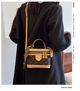 <span class=keywords><strong>Sac</strong></span> à main carré pour femme, tendance, à motifs géométriques, décoré <span class=keywords><strong>de</strong></span> rivets, en PU avec doublure en polyester, idéal pour la <span class=keywords><strong>plage</strong></span> - Product Image 6