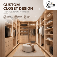 Armoire sur mesure de style italien avec éclairage à capteur, portes vitrées, tiroir à bijoux et coiffeuse