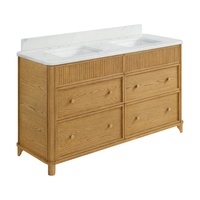Meuble-lavabo de salle de bain en bois massif sur mesure avec placage en bois clair, design strié cannelé, avec plan de travail en quartz et double vasques