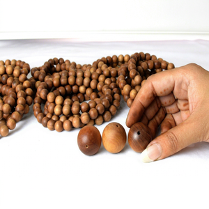 Perles de bois de santal Riddhi Siddhi - Naturelles, brun doré foncé, forme ronde, pour la fabrication de bijoux, fabriquées au Rajasthan - Product Image 1