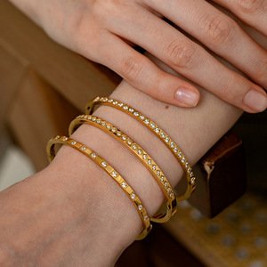 Bracelet en acier inoxydable avec zircon, plaqué or 18 carats, ne se décolore pas, polyvalent et unique, accessoire haut de gamme pour femmes - Product Image 1