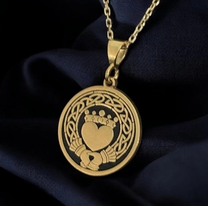 Elegante Collana Claddagh in Acciaio Inossidabile 316L Placcato Oro 18k, Ciondolo Celtico, Gioiello Irlandese, Catena a Cuore, Regalo per Lui e Lei - Product Image 2