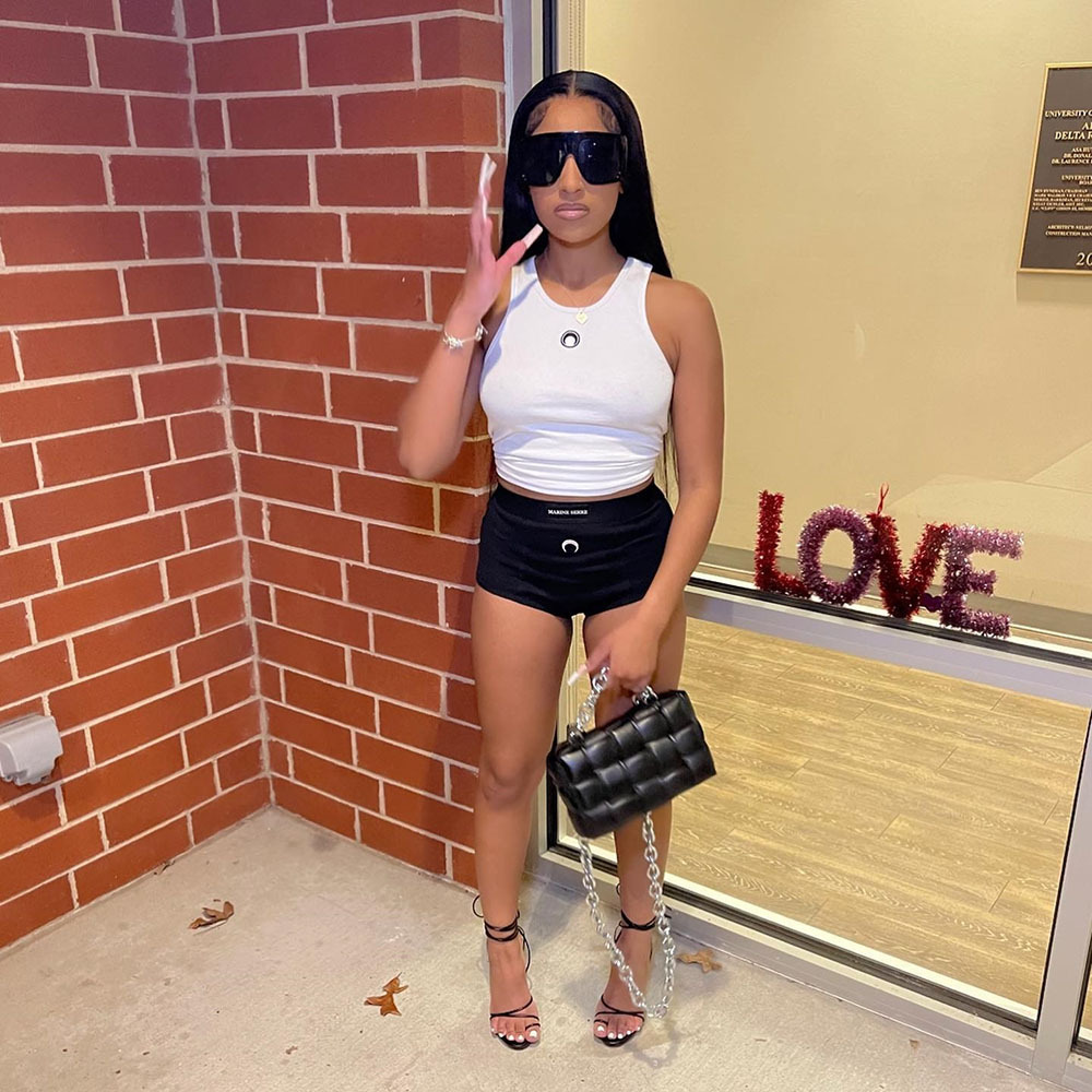 Женский спортивный комплект из двух предметов: майка без рукавов и шорты