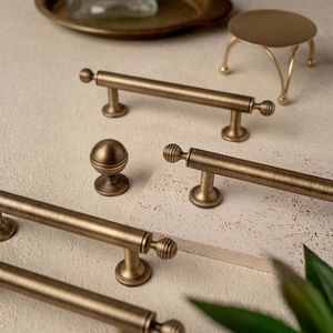 Modern Antique Brass Cylindrical Pull Handle with Knurled Finials &amp; Grooved Round <strong>Knob</strong> for Kitchen Wardrobe - Product Image 1