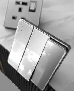 Painel de vidro temperado de alta qualidade comutado de parede padrão do Reino Unido, soquete universal de 3 pinos com carregamento rápido tipo C de 18 W 3.1A - Product Image 2