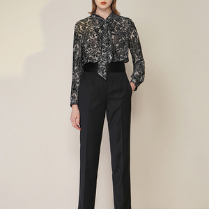 Elegante <span class=keywords><strong>Camicetta</strong></span> in Velluto Autunnale con Colletto Paisley Nero, 100% <span class=keywords><strong>Seta</strong></span>, Scollo a V, Design sulle Spalle, Delicato Ricamo 3D - Product Image 2