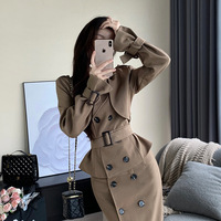 Ensemble Trench-coat français style Maillard et jupe midi taille haute, collection Printemps-Automne 2026