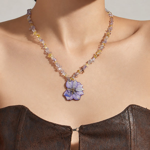 Collar Bohemio de Acero Inoxidable Chapado en Oro con Colgante de Amatista Natural y Flores Secas en Resina Impermeable para Mujer - Product Image 3