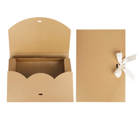Boîte en papier écologique en matériau recyclé, style enveloppe pliable, gaufrage à chaud doré pour l'emballage de t-shirts, chemises, serviettes et cadeaux