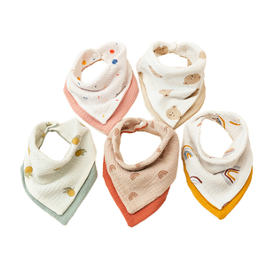 4 층 면 거즈 다기능 아기 삼각형 수건 턱받이 사각 인쇄 색상 차단 디자인 버튼 클래스 침 흘림 - Product Image 1