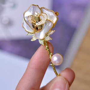 Broche de Flores para Mujer de Alta Gama, Diseño de Rosa con Perla Natural, Sentido del Diseño con Temperamento de Lujo Exclusivo - Product Image 1