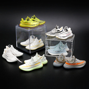 OEM/ODM <span class=keywords><strong>350V2</strong></span> Sneakers Coconut, figurine d'action modèle de chaussure décorative en plastique, mini 3D stéréo, accessoires de voiture tendance - Product Image 1