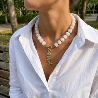 Collier en perles acryliques avec pendentif squelette de poisson, perles rondes blanc laiteux, fermoir plaqué or, bijou cadeau
