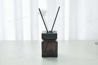 Nouveau diffuseur de parfum de roseau en verre carré pour la maison 30ml 50ml 100ml parfum d'huile d'arôme-nouveau Design personnaliser avec couvercle