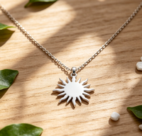Collier pendentif soleil en acier inoxydable 316L plaqué or 18 carats avec chaîne torsadée, charm soleil finement taillé, bijoux minimalistes