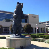 Offre Spéciale grande statue d'ours en bronze sur un piédestal avec un poisson dans la bouche