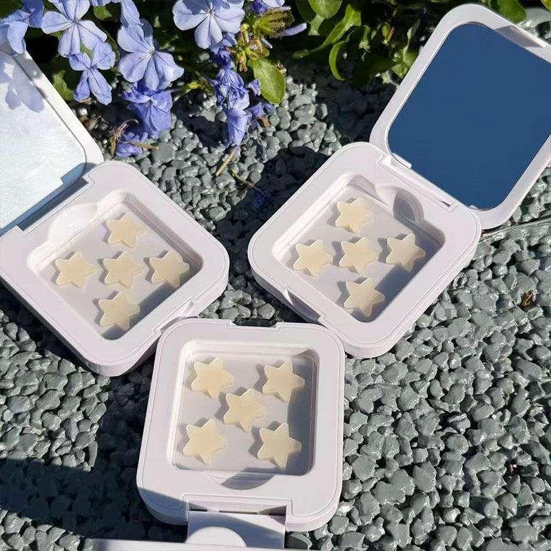 Étoile transparente dans une boîte miroir blanche.