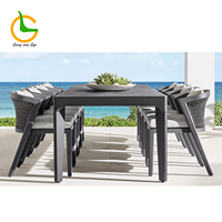 Ensemble de salle à manger moderne en aluminium pour l'extérieur, finition imitation bois, table et chaises pour projets de restaurants et d'hôtels