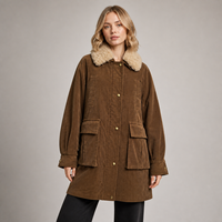 Veste longue en velours côtelé marron pour femme avec col en fourrure, style utilitaire, manches longues, poches plaquées, pour l'automne et l'hiver