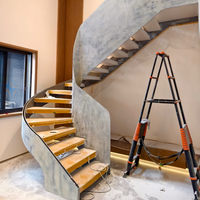 Außen-Holz-Wendeltreppe mit Extra Breiten Schwerlaststufen, Spindelgeländer, Vintage-Holzoptik zum Verkauf