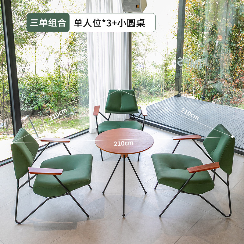 Une table et trois chaises [vert foncé]